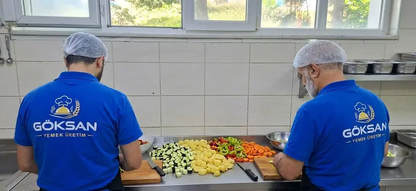 Göksan ustaları tezgâhta sebzeleri doğruyor