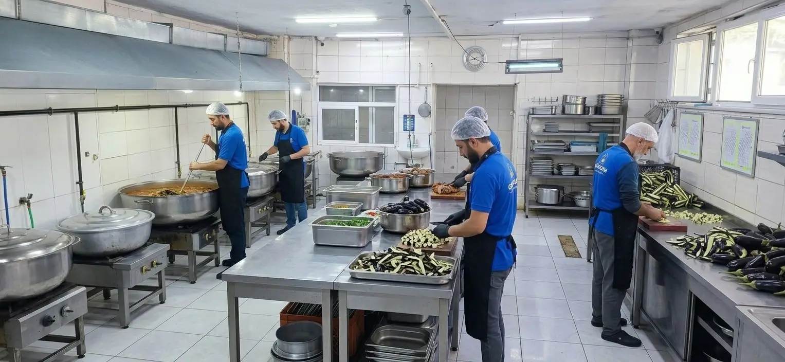 Göksan mutfağında ustalar kazanlarda yemek pişirip sebze hazırlıyor
