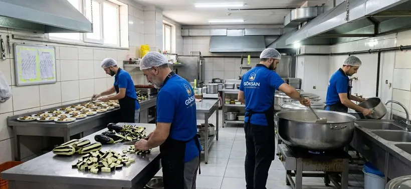 Ekip patlıcan doğruyor, tabaklar hazırlanıyor