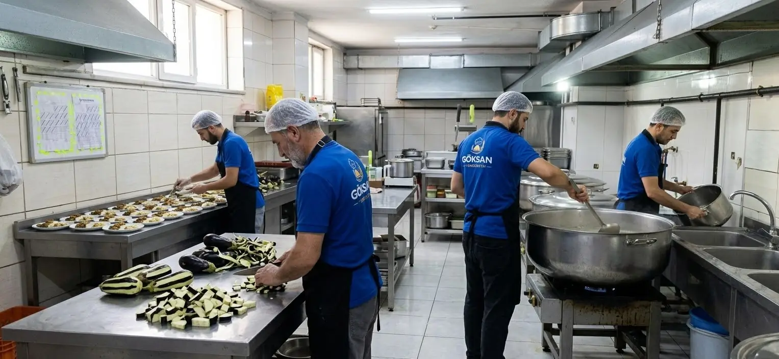 Ekip patlıcan doğruyor, tabaklar hazırlanıyor