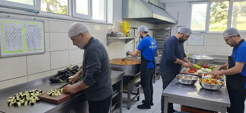 Ustalar patlıcan ve sebze doğruyor, kazanda yemek pişiyor
