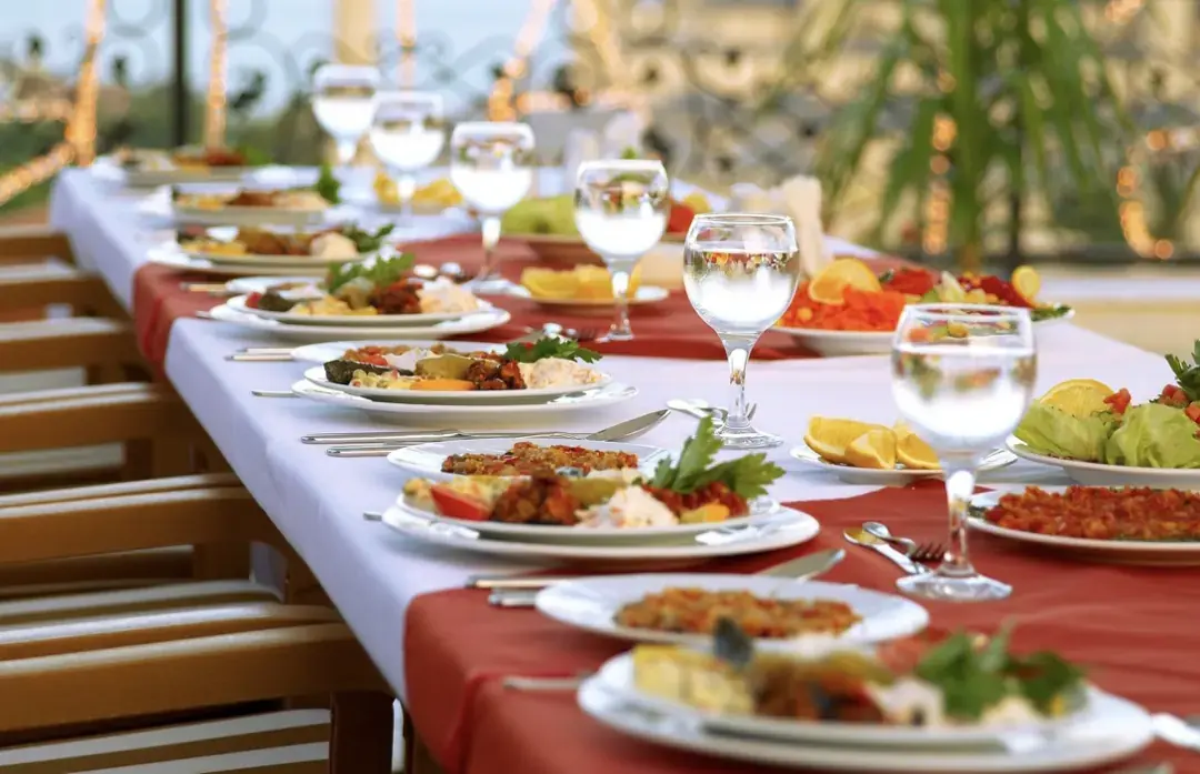 Kurulu ikram masası: tabaklarda ev yemekleri ve salata